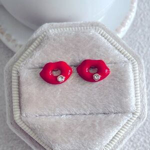 Red lips earrings with diamond